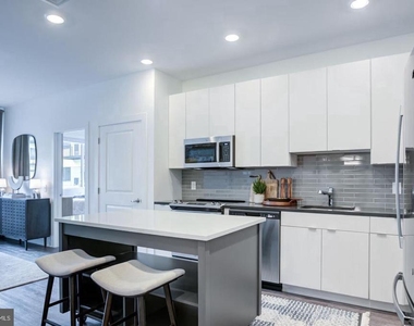 525 N Christopher Columbus Boulevard - Photo Thumbnail 2