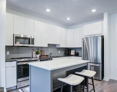 525 N Christopher Columbus Boulevard - Photo Thumbnail 1