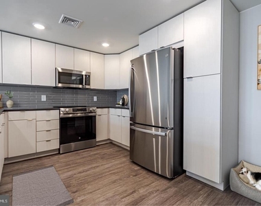 525 N Christopher Columbus Boulevard - Photo Thumbnail 3