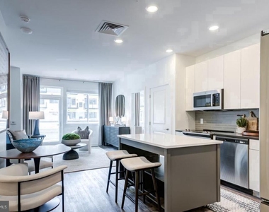 525 N Christopher Columbus Boulevard - Photo Thumbnail 1