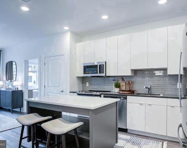 525 N Christopher Columbus Boulevard - Photo Thumbnail 2