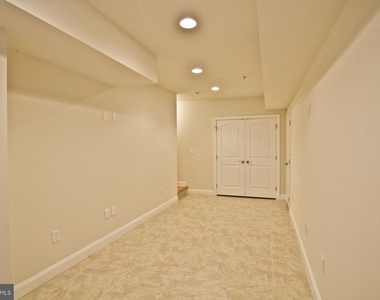 1142 N Hope Street - Photo Thumbnail 5