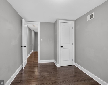 2147 E Hagert Street - Photo Thumbnail 28
