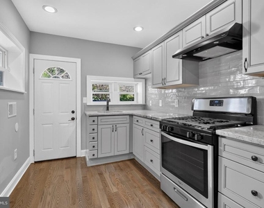 2147 E Hagert Street - Photo Thumbnail 12