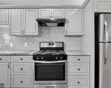 2147 E Hagert Street - Photo Thumbnail 11