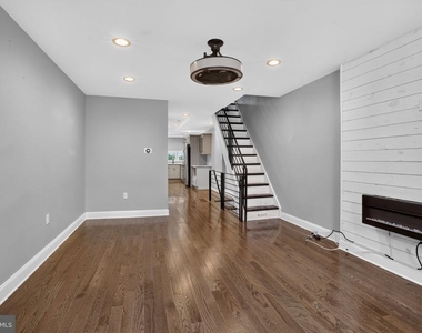 2147 E Hagert Street - Photo Thumbnail 3