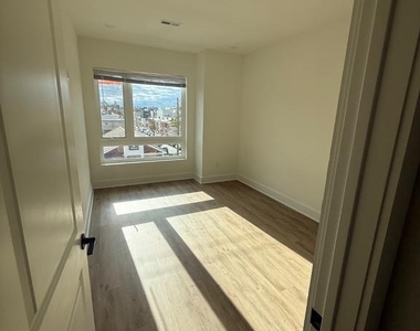 2333 E York Street - Photo Thumbnail 7
