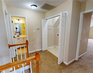 5421 Biscoe Street - Photo Thumbnail 8