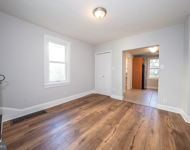 947 Glenbrook Avenue - Photo Thumbnail 8