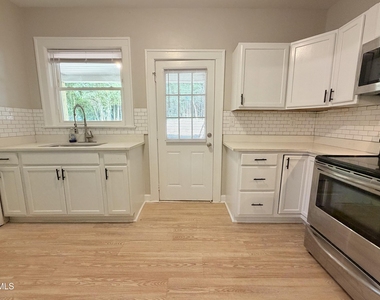 306 N Steele Street - Photo Thumbnail 8