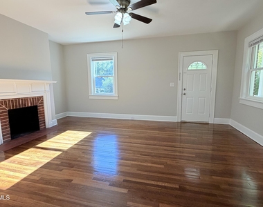 306 N Steele Street - Photo Thumbnail 5