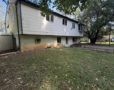 1918 Carriage Way - Photo Thumbnail 5