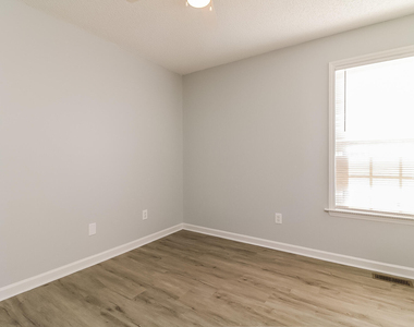 928 Shannondale Drive - Photo Thumbnail 9
