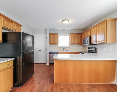 928 Shannondale Drive - Photo Thumbnail 2