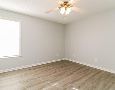 928 Shannondale Drive - Photo Thumbnail 10