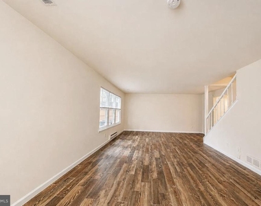 205 Chaucer Court - Photo Thumbnail 3
