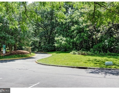 207 Sedgefield Drive - Photo Thumbnail 16