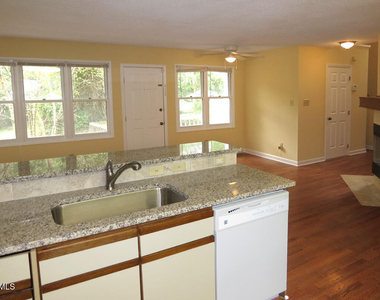 737 Edwards Street - Photo Thumbnail 3