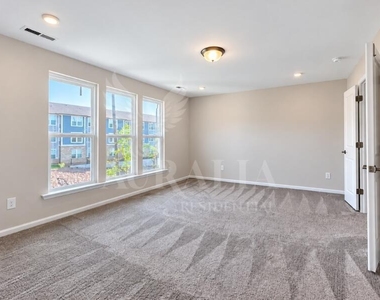 1110 Crater Lake Way - Photo Thumbnail 11
