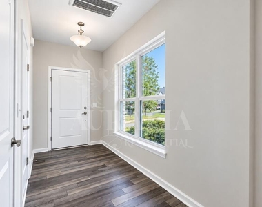 1110 Crater Lake Way - Photo Thumbnail 2