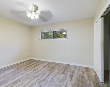 2303 East Side Dr - Photo Thumbnail 11