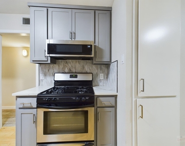 2303 East Side Dr - Photo Thumbnail 5