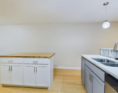 2303 East Side Dr - Photo Thumbnail 4