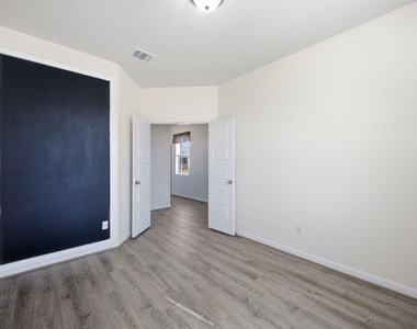 104 Ladolia Ln - Photo Thumbnail 6