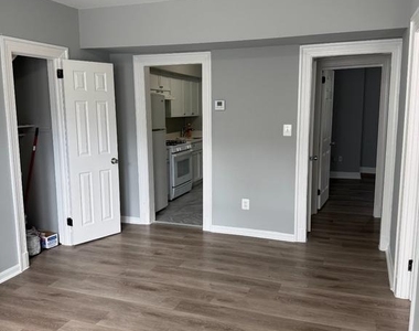 640 Girard Street Ne - Photo Thumbnail 3