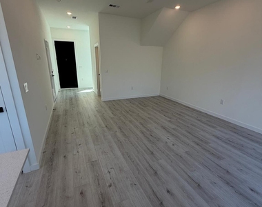 2000 Riverside Farms Rd - Photo Thumbnail 9