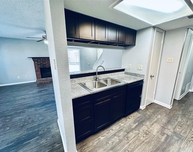 2612 Gwendolyn Ln - Photo Thumbnail 4