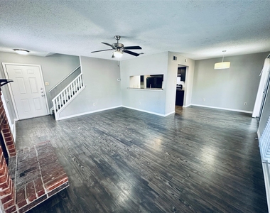 2612 Gwendolyn Ln - Photo Thumbnail 10