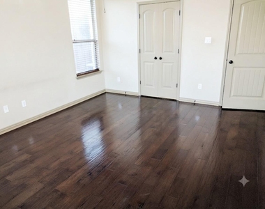 1628 Greenside Dr - Photo Thumbnail 10
