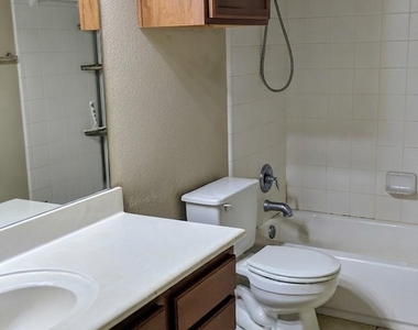 1628 Greenside Dr - Photo Thumbnail 22