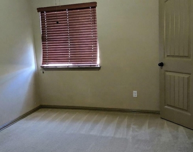 1628 Greenside Dr - Photo Thumbnail 20