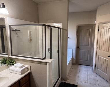 1628 Greenside Dr - Photo Thumbnail 12