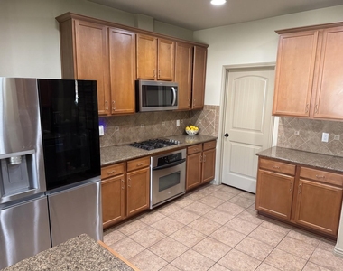 1628 Greenside Dr - Photo Thumbnail 9