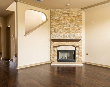 1628 Greenside Dr - Photo Thumbnail 3