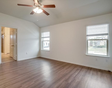 1900 Mexia Dr - Photo Thumbnail 11
