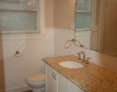 907 E 38th St - Photo Thumbnail 2