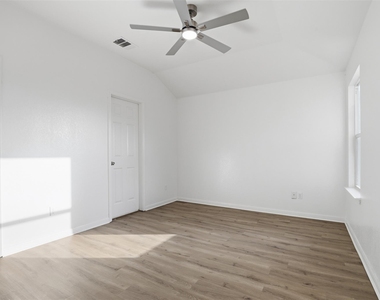 448 Nottingham Loop - Photo Thumbnail 5