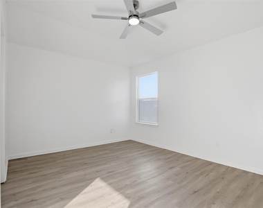 448 Nottingham Loop - Photo Thumbnail 9