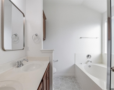 448 Nottingham Loop - Photo Thumbnail 7