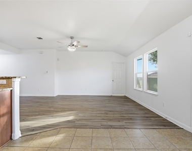 448 Nottingham Loop - Photo Thumbnail 4