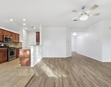 448 Nottingham Loop - Photo Thumbnail 3