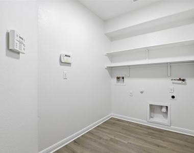 448 Nottingham Loop - Photo Thumbnail 11