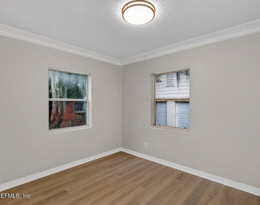 204 E 25th Street - Photo Thumbnail 6