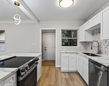 204 E 25th Street - Photo Thumbnail 9