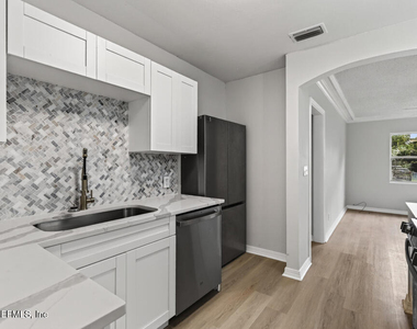 204 E 25th Street - Photo Thumbnail 7