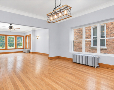 2726 N Harding Avenue - Photo Thumbnail 4